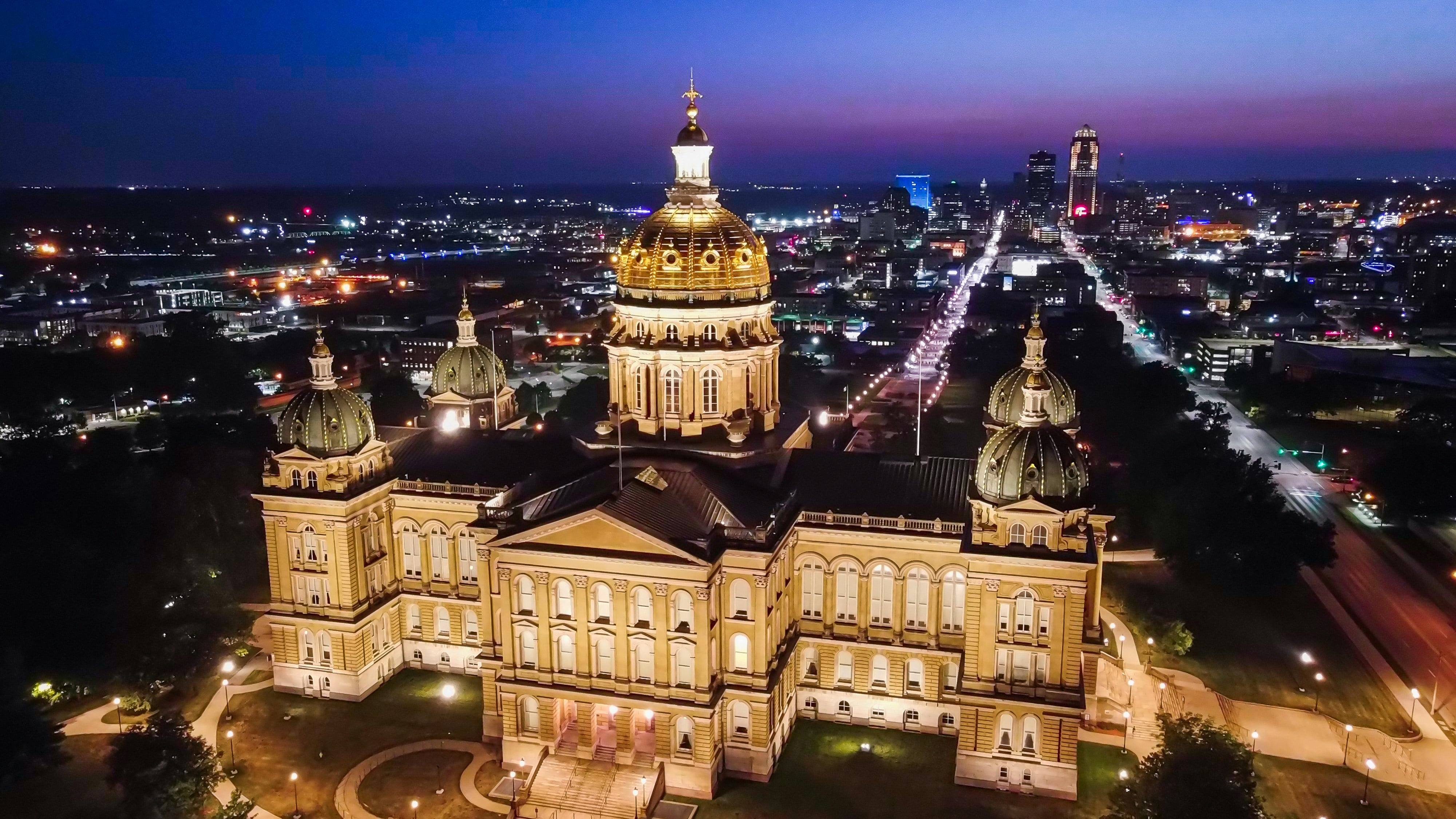 An image of the Iowa state capitol building with downto